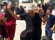 رقص و شادی رضا کیانیان با بچه‌های سیل‌زده