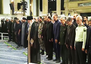 لحظاتی از آغاز دیدار شب خاطره دفاع مقدس با حضور رهبر انقلاب!