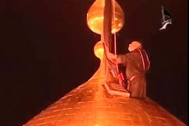 لحظه تعویض پرچم حرم امام حسین (ع) در کربلای معلی!