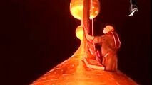 لحظه تعویض پرچم حرم امام حسین (ع) در کربلای معلی!