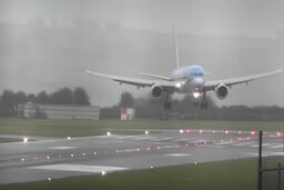 لحظه فرود دلهره آور هواپیما حین وقوع طوفان! 