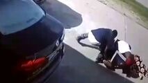 مقاومت سرسختانه یک زن در مقابل سارقان کیفش!