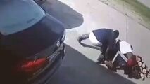 مقاومت سرسختانه یک زن در مقابل سارقان کیفش!