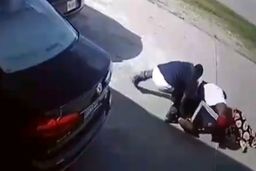 مقاومت سرسختانه یک زن در مقابل سارقان کیفش!