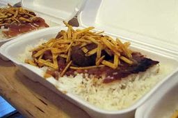 توزیع 4 هزار پرس غذای نذری در میان زائران امام رضا(ع)