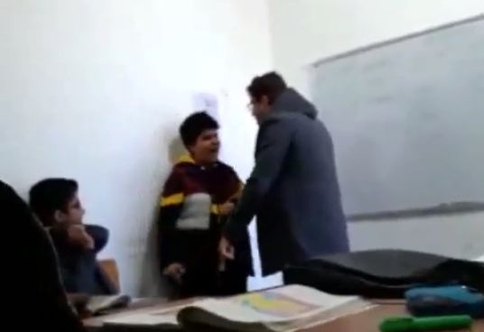 برخورد عجیب یک معلم با دانش‌آموز سر کلاس