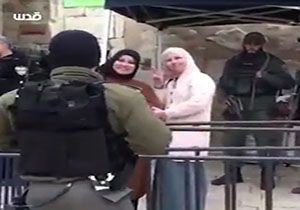  لبخند تحقیرآمیز دو بانوی فلسطینی به نظامیان رژیم صهیونیستی