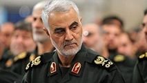 عکس سردار سلیمانی در دستان یک جلیقه زرد در فرانسه