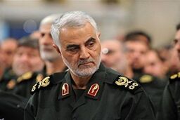 عکس سردار سلیمانی در دستان یک جلیقه زرد در فرانسه