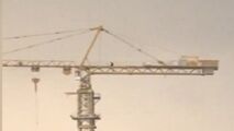 نماز خواندن یک کارگر بر روی بزرگترین جرثقیل در ونک