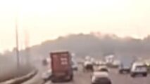 رانندگی خطرناک راننده تریلی در اتوبان شلوغ!