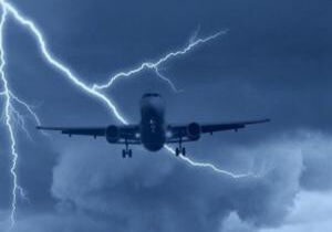 لحظه برخورد صاعقه به هواپیمای در حال پرواز!