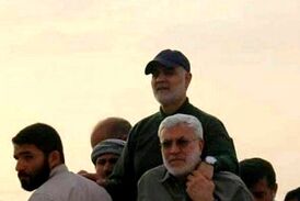 والیبال بازی کردن حاج قاسم و ابومهدی