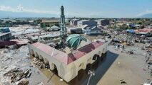 عکس‌العمل نمازگزاران در لحظه وقوع زلزله ۷.۵ ریشتری اندونزی