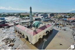 عکس‌العمل نمازگزاران در لحظه وقوع زلزله ۷.۵ ریشتری اندونزی