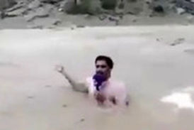 خبرنگار هندی روی دست حسینی بای زد!