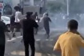 له شدن یک مرد، هنگام انجام حرکات نمایشی یک خودروی سواری