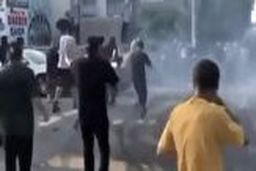 له شدن یک مرد، هنگام انجام حرکات نمایشی یک خودروی سواری