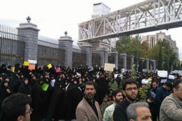 تجمع مقابل مجلس در اعتراض به تصویب CFT!