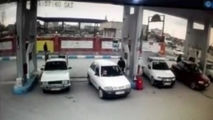 لحظه انفجار پیکان وانت هنگام سوختگیری