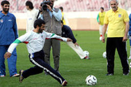  استقلالی بودن احمدی‌نژاد روی آنتن زنده لو رفت!