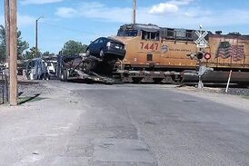 برخورد وحشتناک قطار با مانعی که سر راهش بود