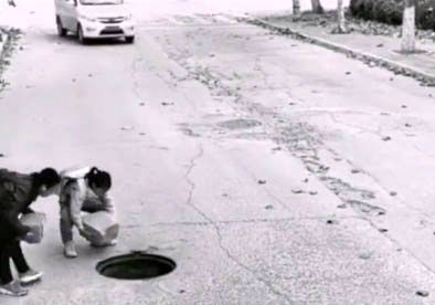 حرکت زیبای دو کودک برای جلوگیری از آسیب رسیدن به خودروها 