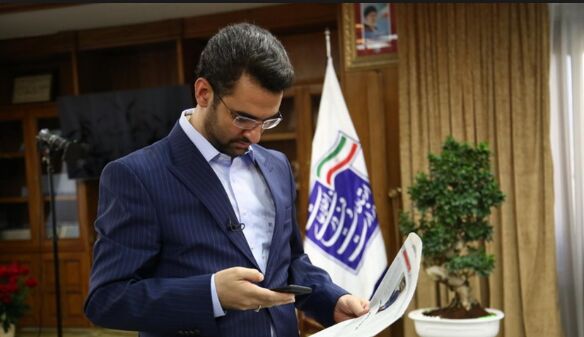 قطعی موبایل وزیر ارتباطات حین مصاحبه رادیویی/ آذری جهرمی: عجب سوتی‌ای دادن!