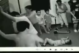  کمد افتاد، بچه زیرش له شد
