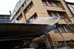 فردی که بخاطر گرفتن کبوتر دچار برق گرفتگی می شود!