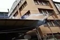 فردی که بخاطر گرفتن کبوتر دچار برق گرفتگی می شود!