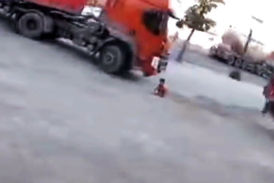 صحنه دلخراش از زیر گرفتن بچه ۶ ساله توسط راننده تریلی+فیلم