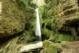 آبشار زیبای "سنگ نو" در دل جنگل‌