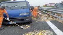 پول جارو کردن مردم در جاده