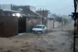 لحظه جاری شدن سیل در پلدختر