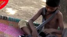 تفریح خطرناک پسر ۷ ساله هندوستانی با مارها!
