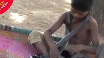 تفریح خطرناک پسر ۷ ساله هندوستانی با مارها!
