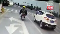 انحراف راننده کامیون به لاین مخالف پس از تصادف با آمبولانس!