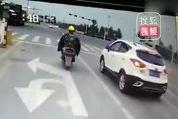 انحراف راننده کامیون به لاین مخالف پس از تصادف با آمبولانس!