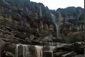 آبشار زیبای "تنگ شکن" در ارسنجان