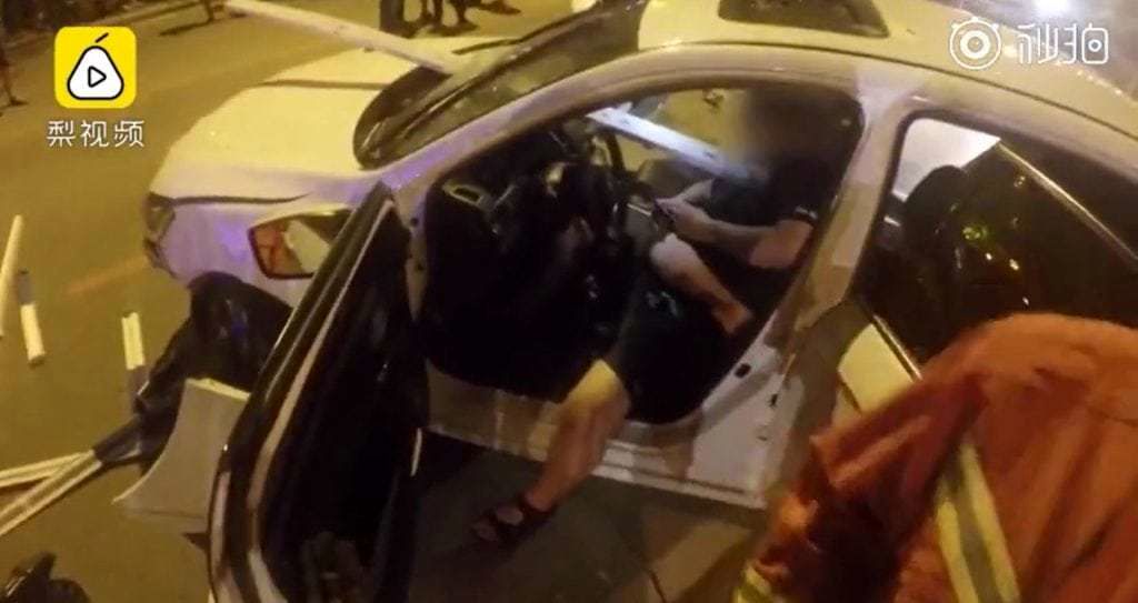 اعتیاد شدید راننده به تلفن همراهش حادثه آفرید!