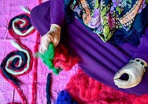 کار آفرینی زن گلستانی با یک دست معلول 