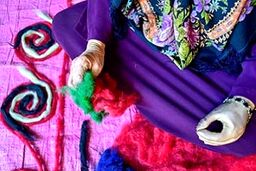 کار آفرینی زن گلستانی با یک دست معلول 