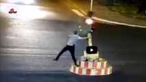 اقدام عجیب راننده کم حوصله پشت چراغ قرمز!