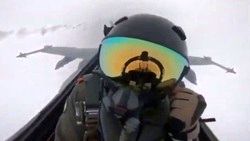 لحظه برخورد صاعقه با خلبان F-18