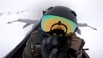 لحظه برخورد صاعقه با خلبان F-18