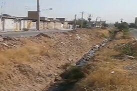 وضعیت نامناسب فاضلاب مجاورت منطقه مسکونی در شوشتر 