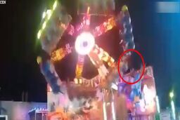 لحظه پرت شدن دختر نوجوان در پارک بازی!