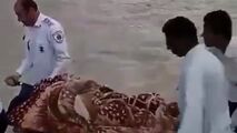 فیلم عبور دادن زن باردار با برانکارد از رودخانه در نیکشهر قدیمی است 