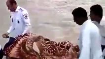 فیلم عبور دادن زن باردار با برانکارد از رودخانه در نیکشهر قدیمی است 